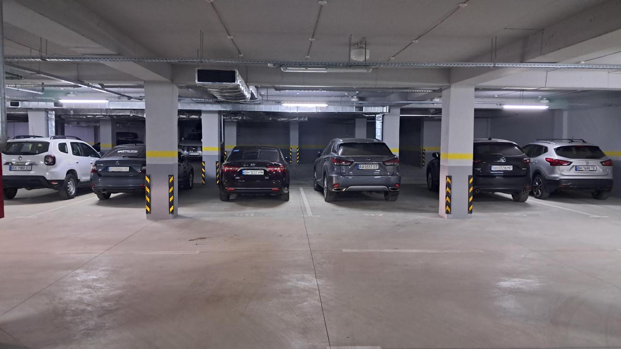 Airport&apartment&parking *