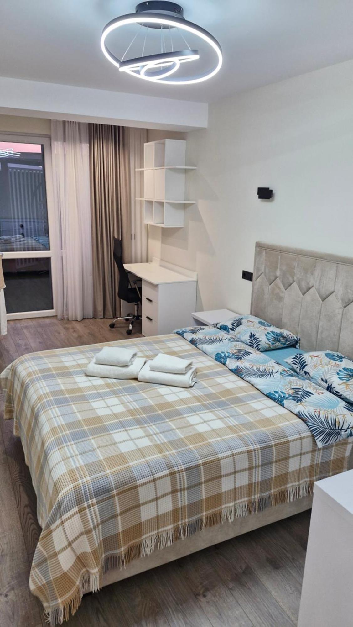 Airport&apartment&parking *